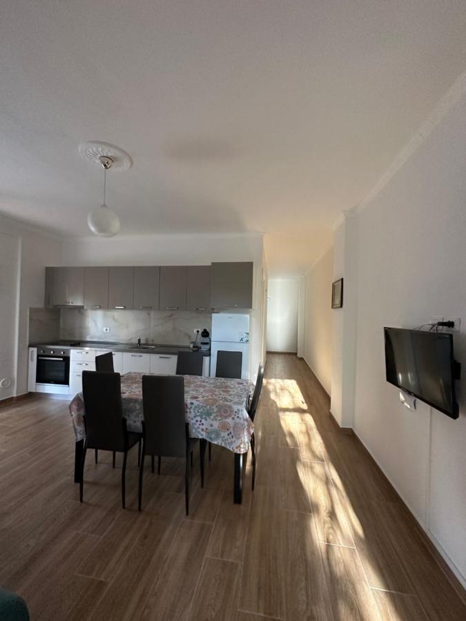 Vlora Central & Comfy Apartment Luaran gambar